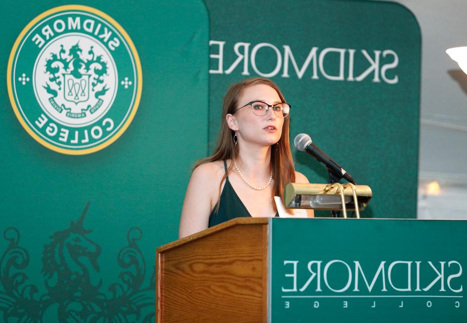 Georgia Dittemore '22, a chemistry major who graduated with honors in May, accepts the 2022 Anne T. Palamountain Scholar Award, presented each year to a Skidmore student or recent graduate who has demonstrated leadership, 为他人服务, and a commitment to the larger good of society.