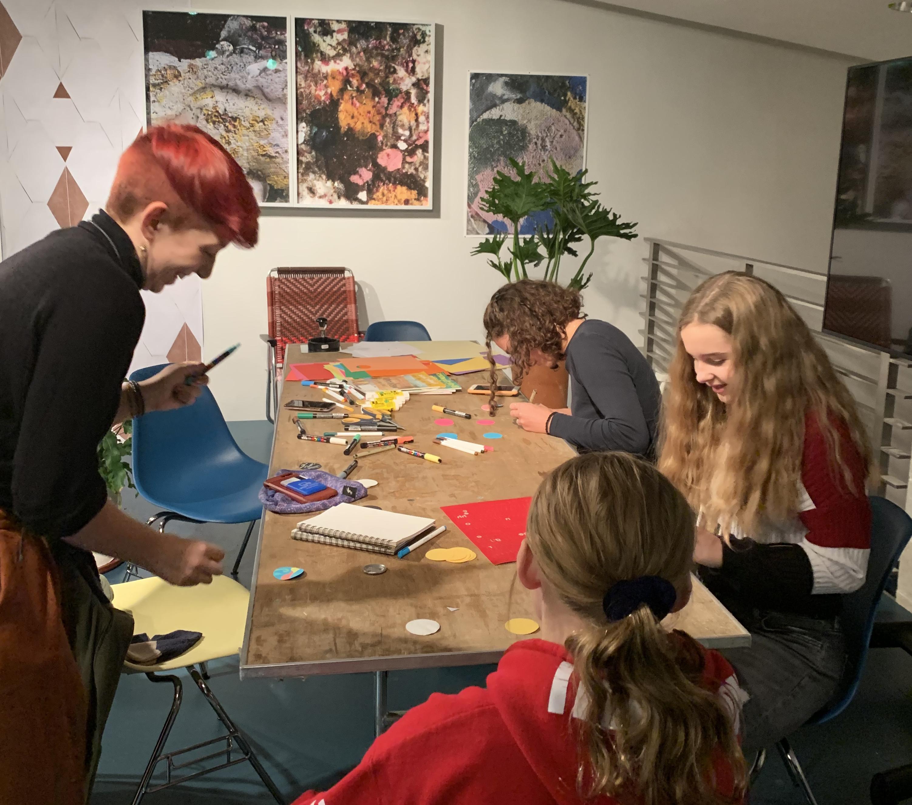 火博体育学院的学生们聚集在一个创意实验室创客空间
